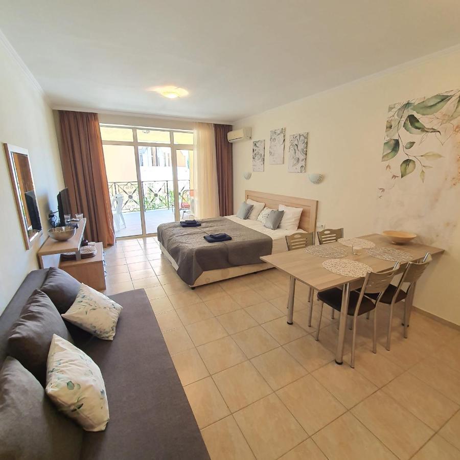 Andalucia Beach - Sea Viev Apartments Elenite Kültér fotó